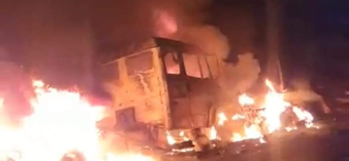 VÍDEO mostra carretas pegando fogo após acidente na BR-262