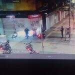 VÍDEO: Dupla é presa pichando fachada de loja no Centro de Campo Grande