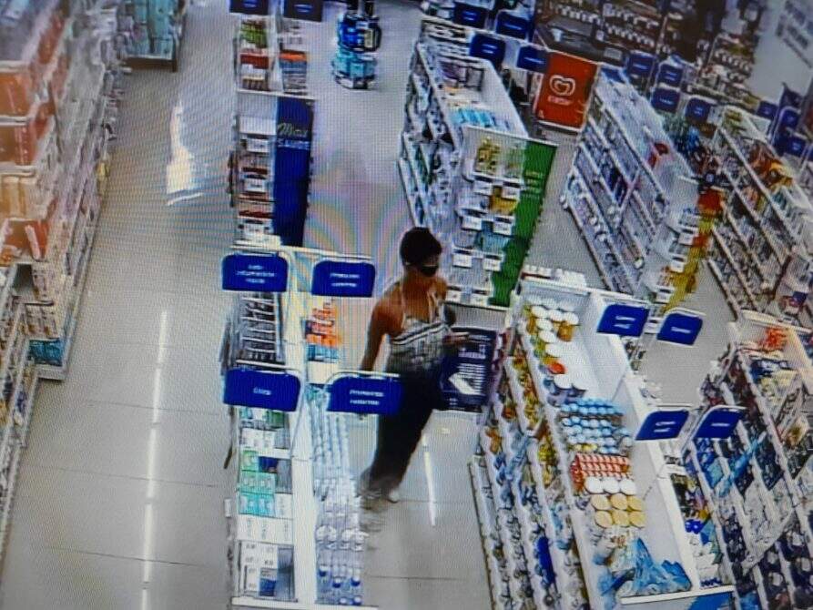 WhatsApp Image 2022 05 30 at 21.39.54 1 - VÍDEO: mulher faz 'limpa' em prateleira de farmácia na região central de Campo Grande