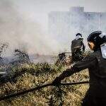 Início da temporada de ‘fogos em terrenos’ acende alerta e responsável pode receber multa de R$ 10 mil