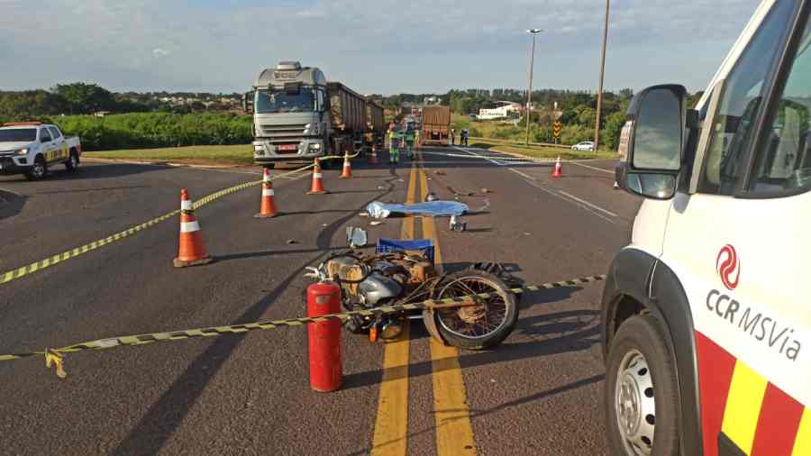Motociclista morre ao colidir em carreta na BR-163 em Campo Grande
