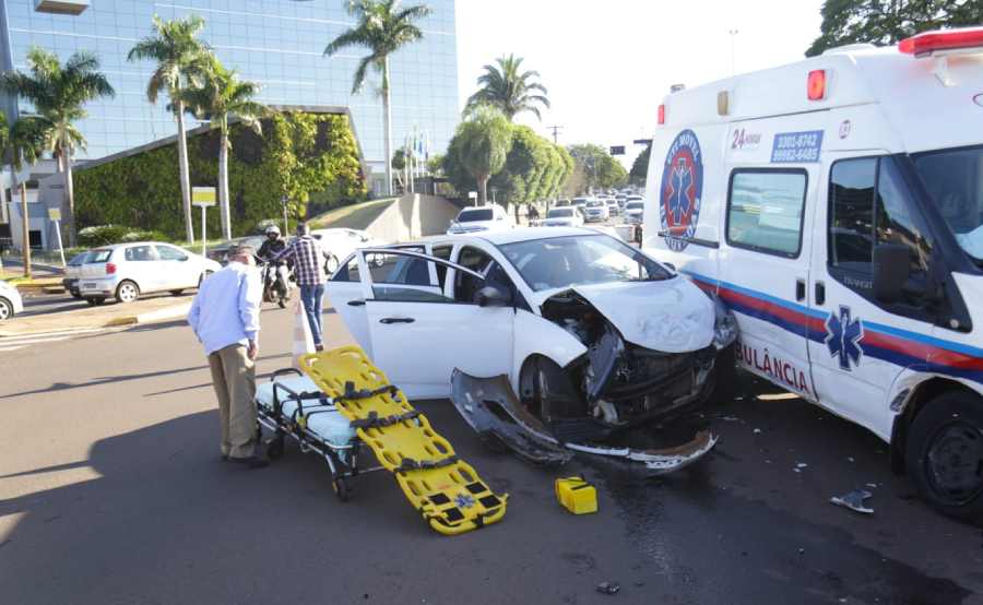 VÍDEO: Motorista fica retida em carro após acidente com ambulância na Avenida Afonso Pena
