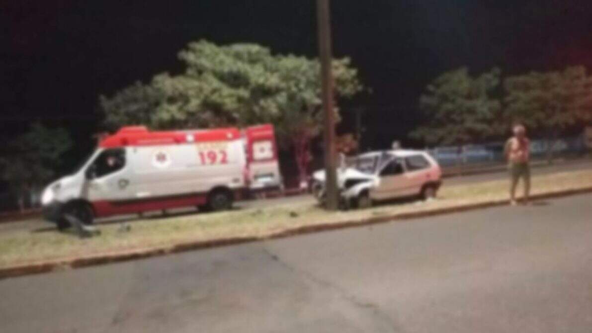 Mulher passa mal, perde controle da direção e bate carro em avenida de Campo Grande
