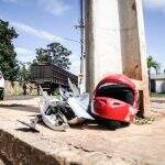 Motociclista é socorrido em estado grave após ser atropelado e ficar embaixo de caminhão