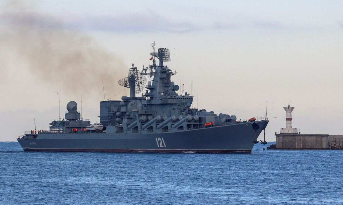 UE considera proibição de seguro para navios que transportam petróleo russo