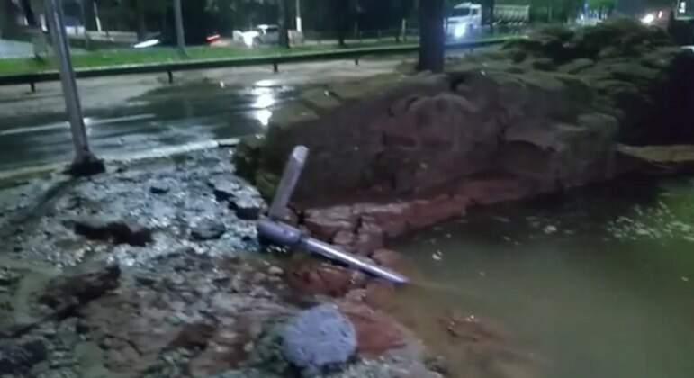 Em SP, vazamento de água em adutora provoca interdição da Marginal do Pinheiros