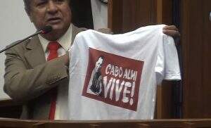 Amarildo Cruz segura camiseta em memória a Cabo Almi