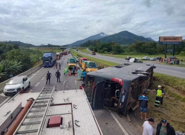 Pneu estourado pode ter causado acidente com ônibus da dupla sertaneja
