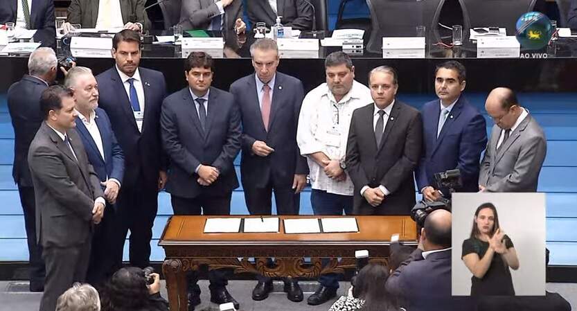 Momento em que convênios foram assinados durante Fórum da Rota Bioceânica