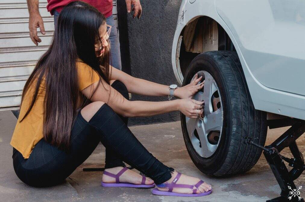 Esperar ajuda nunca mais! Autoescola ensina mulheres a trocar pneu de graça e tem até fila de espera