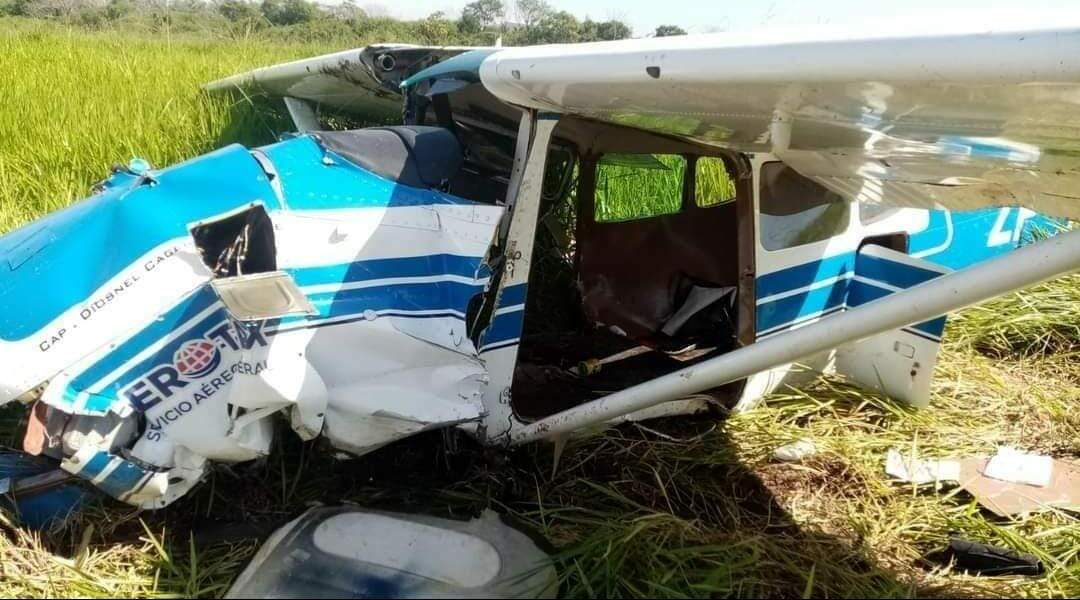Avião da Força Aérea do Paraguai cai e piloto sofre traumatismo craniano
