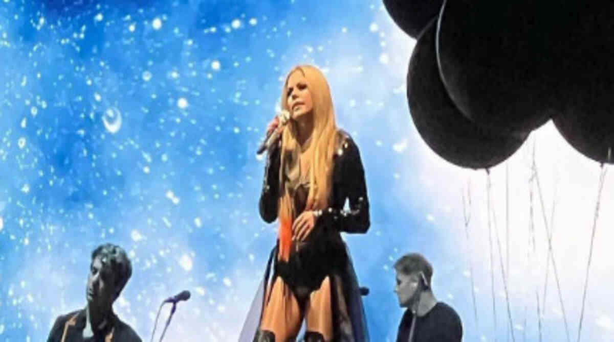 Ingressos para show de Avril Lavigne em SP se esgotam em minutos; fãs se revoltam