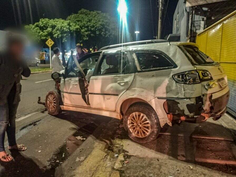 batida - VÍDEO: Motorista é lançado para fora do carro ao colidir e derrubar muro de lava-jato em Campo Grande