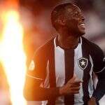 Botafogo encerra jejum de gols, derruba Athletico-PR e reage no Brasileirão