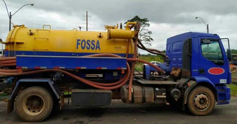 PRF apreende caminhão que transportava gasolina de forma irregular em Roraima