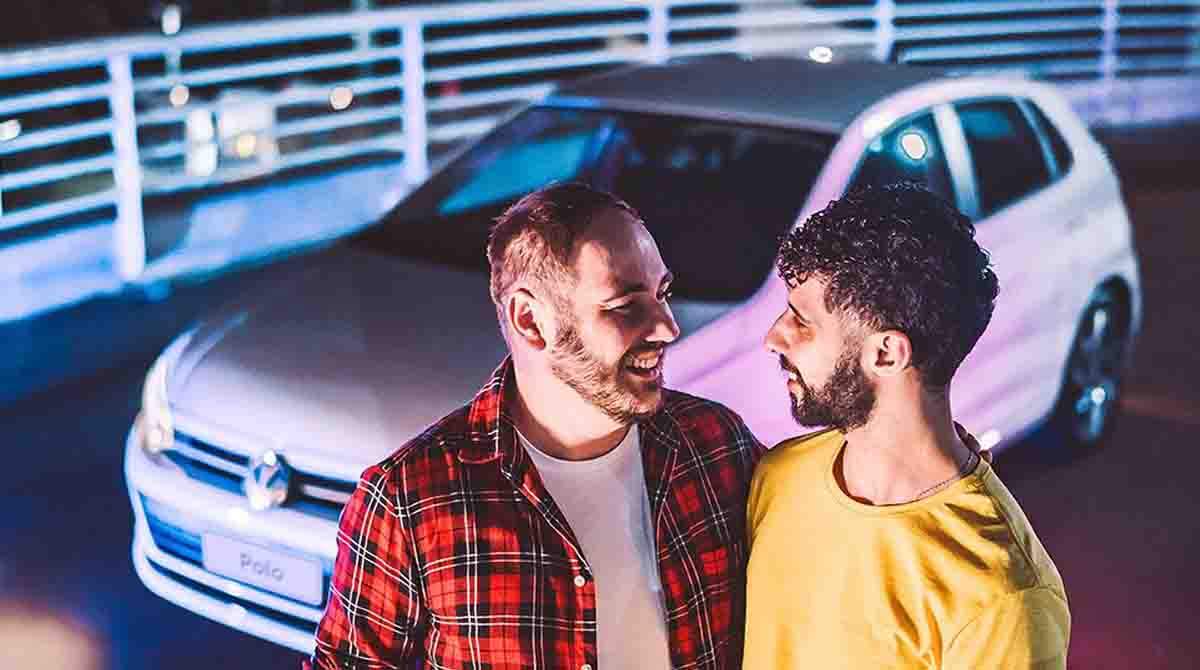 Tiro pela culatra: procura pelo VW Polo sobe após campanha com casal gay sofrer ameaça de boicote