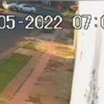 IMAGENS mostram momento em que carro avança sinalização e provoca capotamento em Campo Grande