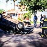 Motorista perde controle, bate em carro estacionado e capota em Campo Grande