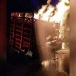 VÍDEO: Carreta de eucalipto é totalmente incendiada na MS-112 e motorista sai ileso