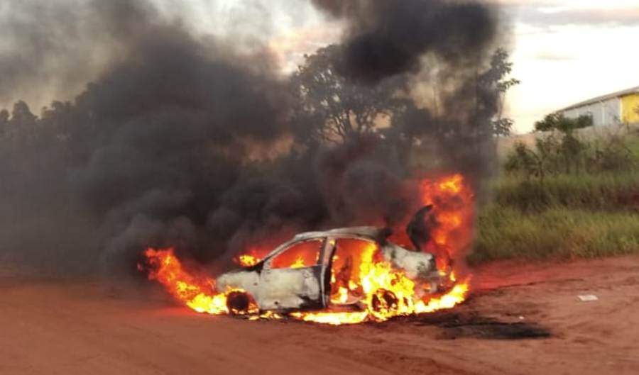 Carro é incendiado na fronteira de MS após execuções e atentado contra prefeito