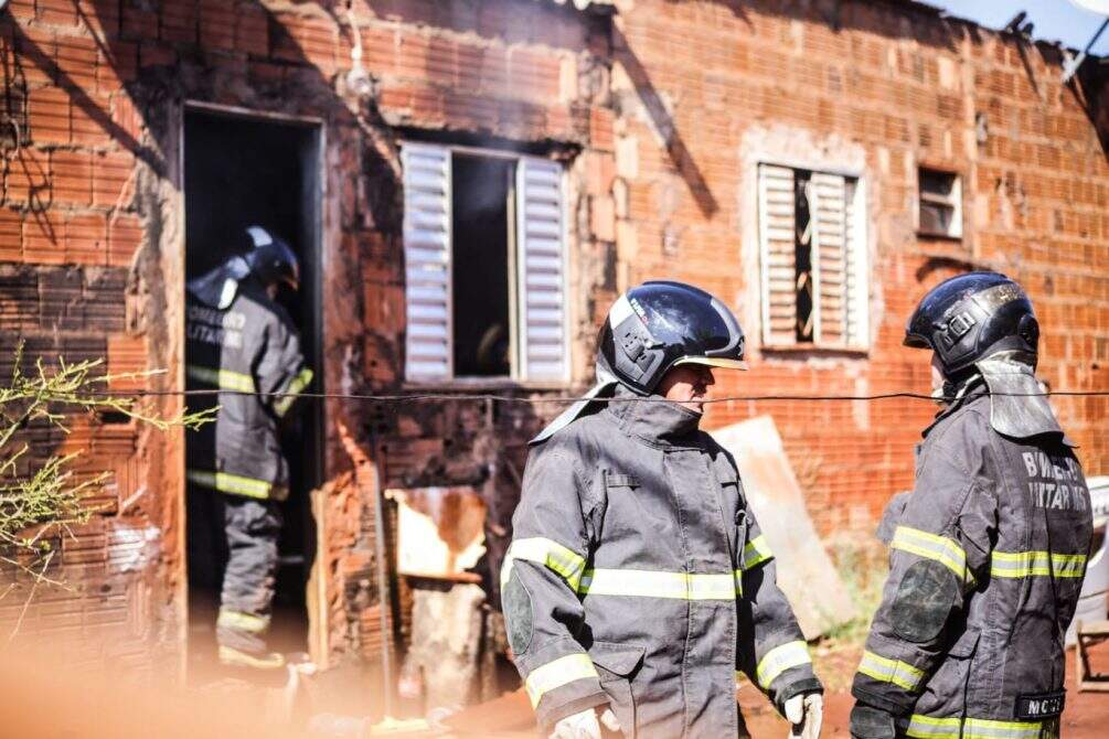 Casal acorda com casa pegando fogo em Campo Grande após criança brincar com isqueiro