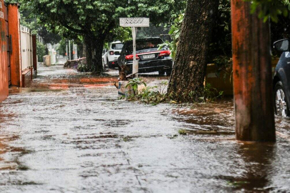 chuva HA 2 1 - Em minutos, chuva aumenta volume de córregos de Campo Grande e ruas ficam alagadas