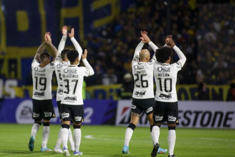 Com um a menos, Corinthians suporta pressão do Boca Juniors, empata e mantém topo