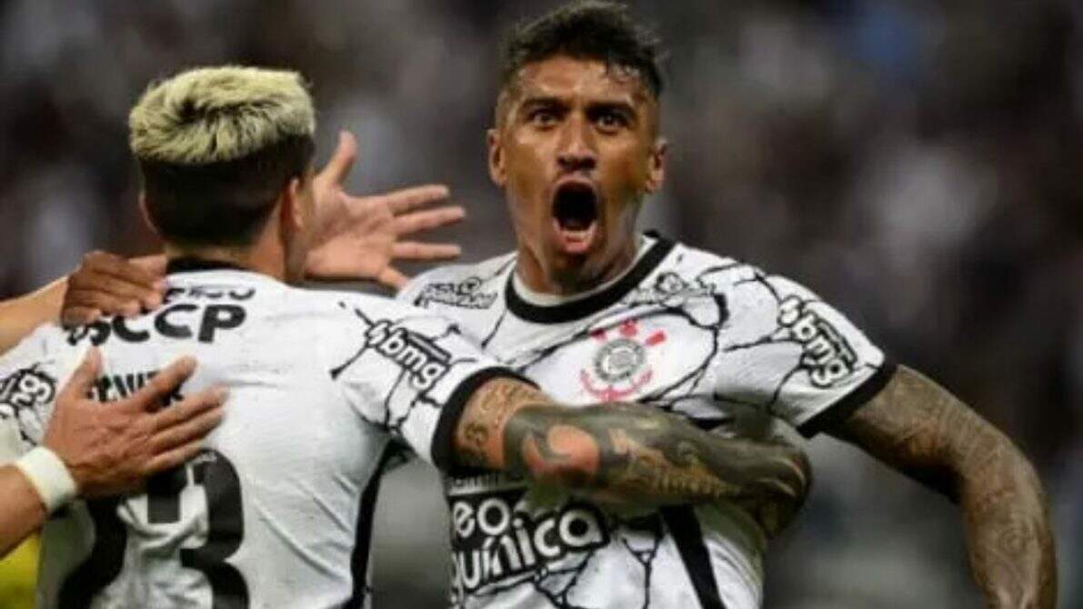 Corinthians supera Fortaleza com gol contra e assume liderança provisória