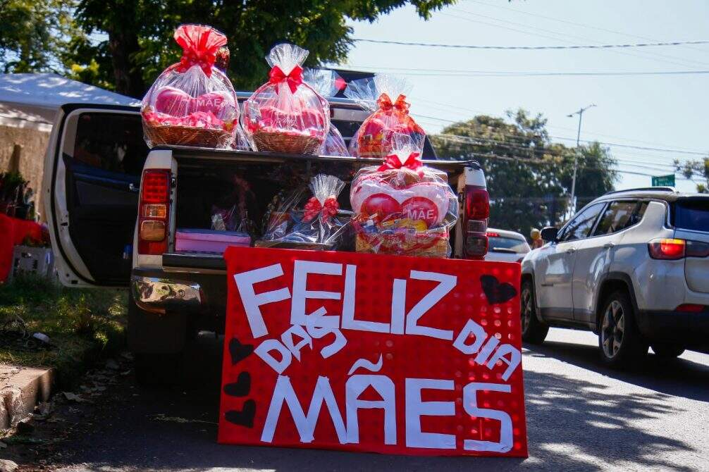 diasdasmaes 7 - Época boa para faturar, ambulantes vendem rosas e até cestas pelas ruas no Dia das Mães em Campo Grande