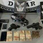 Alvo de operação contra tráfico de cocaína foi presa com armas, carros e R$ 20 mil em casa