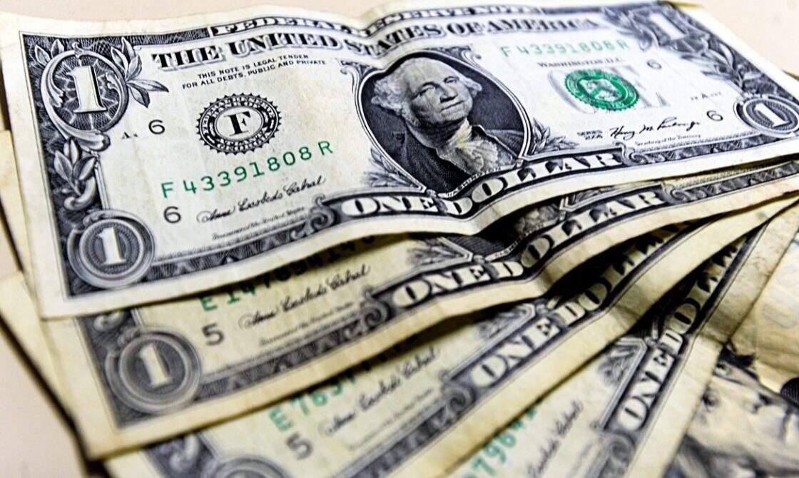 Dólar cai 2,15%, fecha abaixo de R$ 5,00 e zera alta no mês