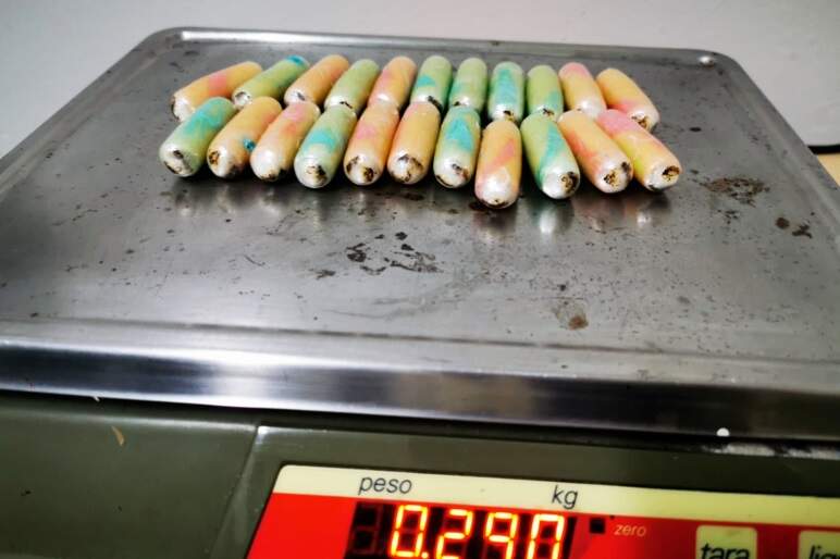 Jovens bolivianos são presos com 140 cápsulas de cocaína no estômago na fronteira com MS