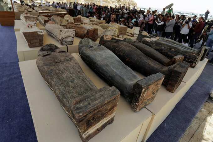 Arqueólogos encontram centenas de sarcófagos do Egito Antigo
