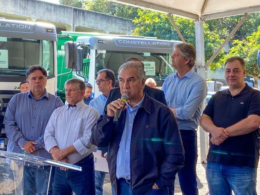 Governador em entrega de maquinários 