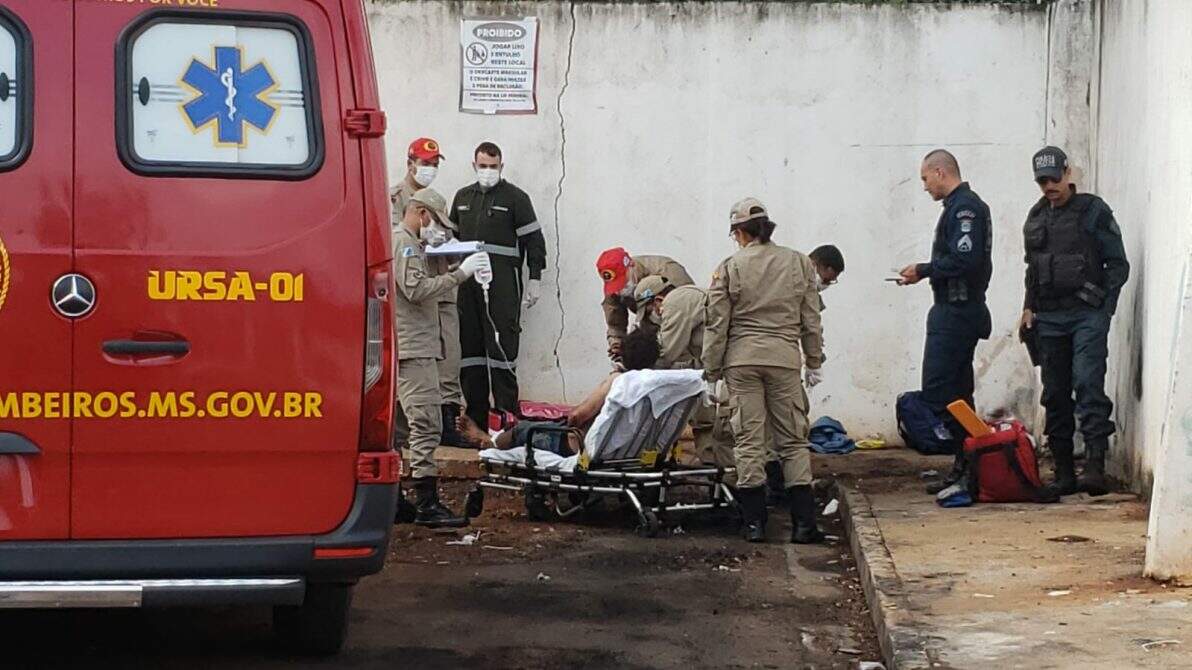 Homem é espancado por trio com barras de ferro e socorrido pelos bombeiros em Campo Grande
