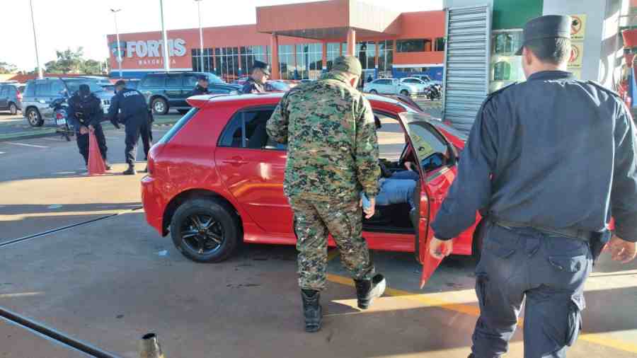 Dentro de carro, homens são executados em posto de combustível na fronteira