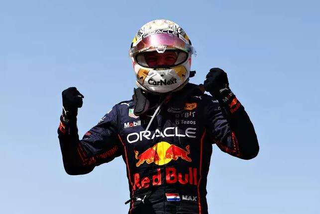 Verstappen aproveita quebra de Leclerc, vence na Espanha e lidera Mundial