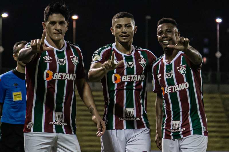 Fluminense vence Athletico-PR e se afasta da zona de rebaixamento no Brasileirão