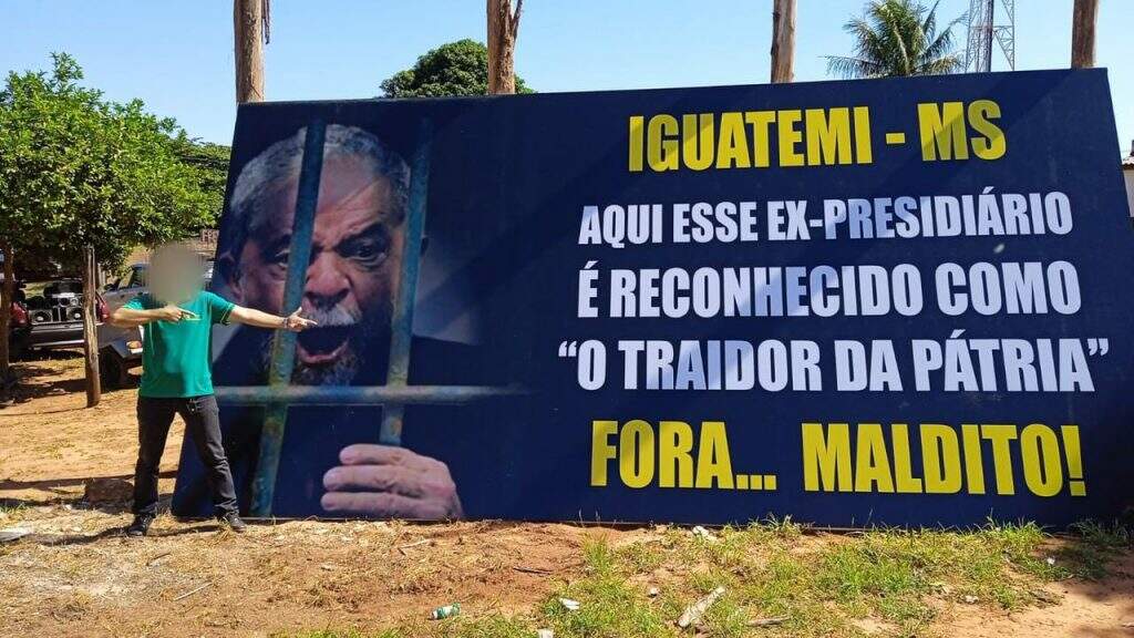 foto outdoor - VÍDEO: ex-prefeito petista é filmado destruindo outdoor com ataque a Lula em Mato Grosso do Sul