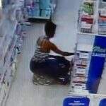 VÍDEO: mulher faz ‘limpa’ em prateleira de farmácia na região central de Campo Grande