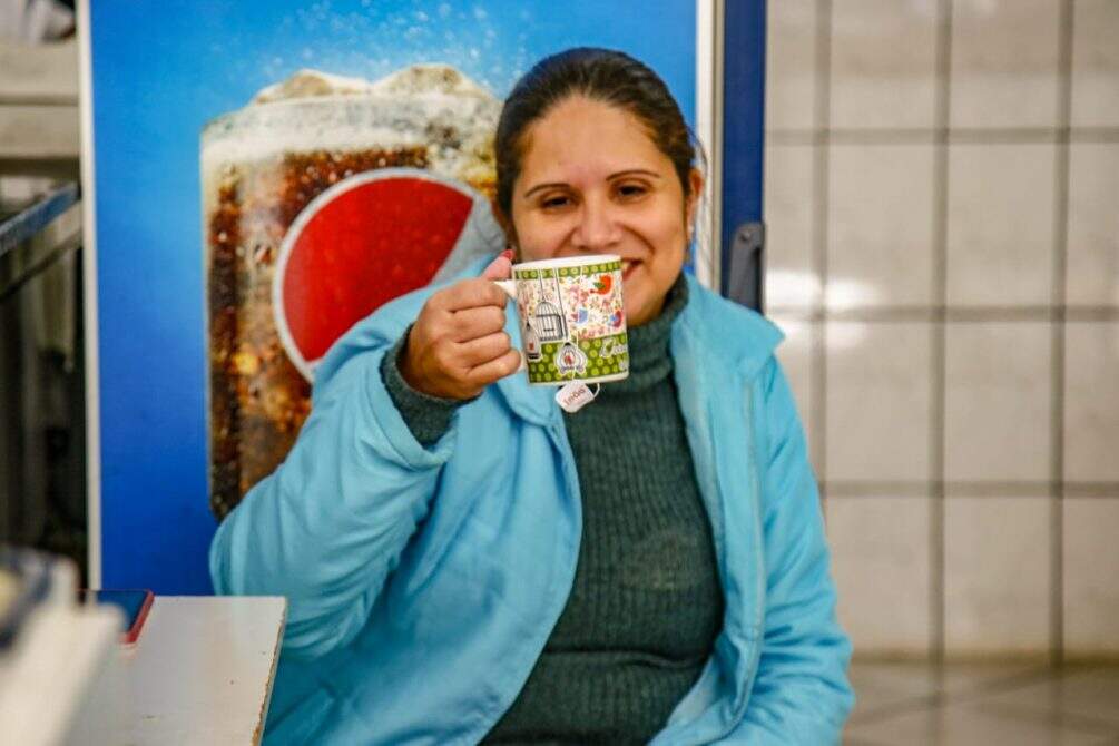 janaina bebendo chá para se esquentar