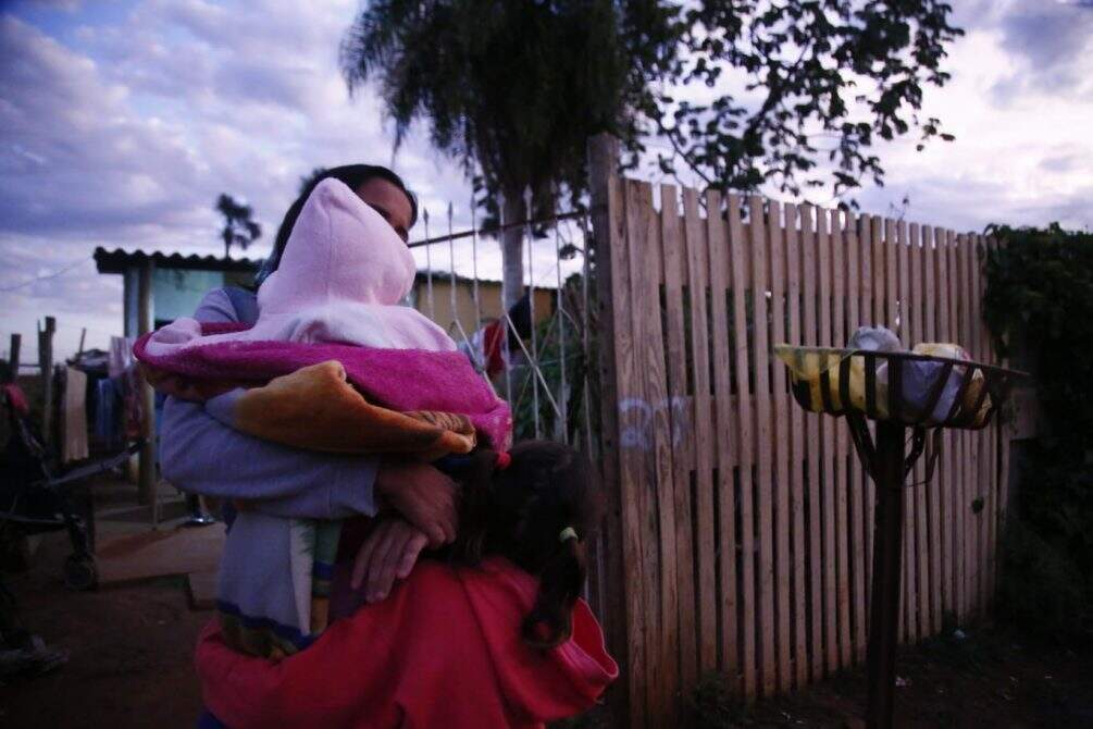 Sem cobertores e casacos, paredes de lona são usadas para enfrentar o frio em favelas de Campo Grande