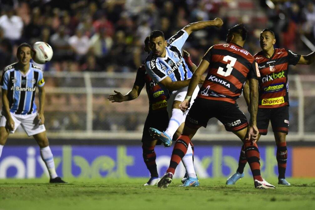 Grêmio joga mal, leva gol no fim do Ituano e fica fora do G-4 na Série B