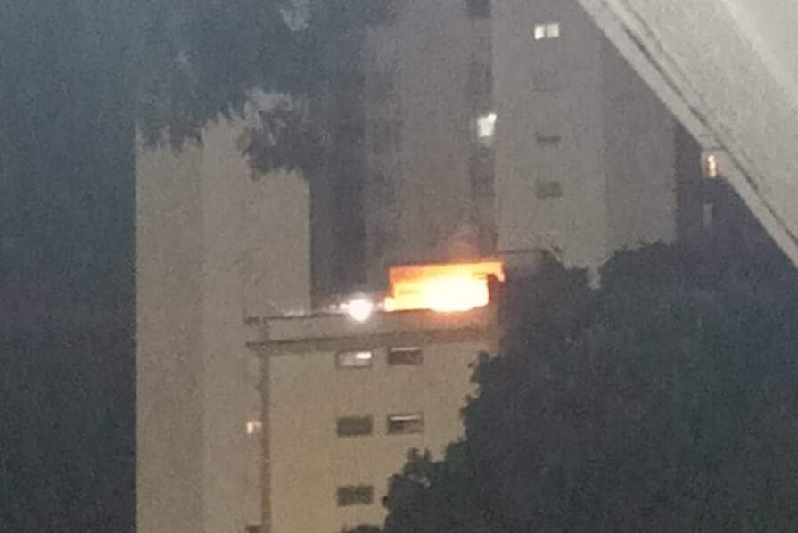 Bombeiros são acionados para conter incêndio na cobertura de prédio no Centro