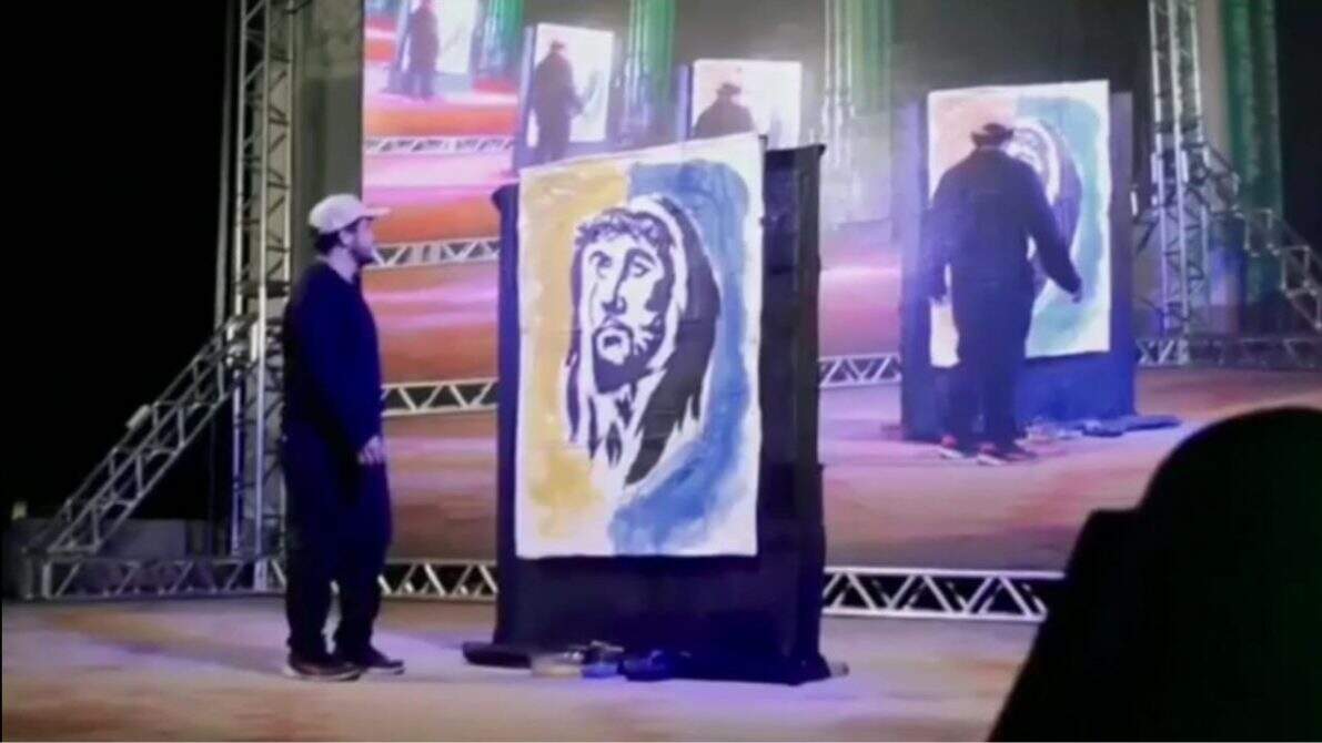 VÍDEO: Artista pinta rosto de Jesus Cristo ao contrário e joga cores da Ucrânia pedindo paz