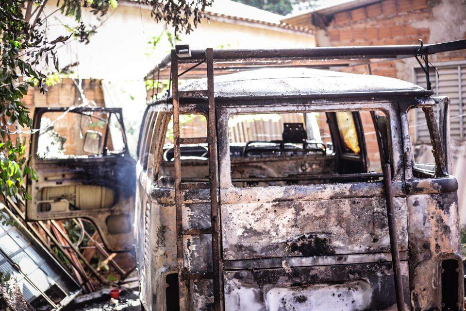 Fogo destrói Kombi que estava estacionada na garagem de casa em Campo Grande