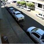 Vídeo: Dupla destrava caminhonete com ‘Chapolin’ e rouba maleta com R$ 12 mil em MS