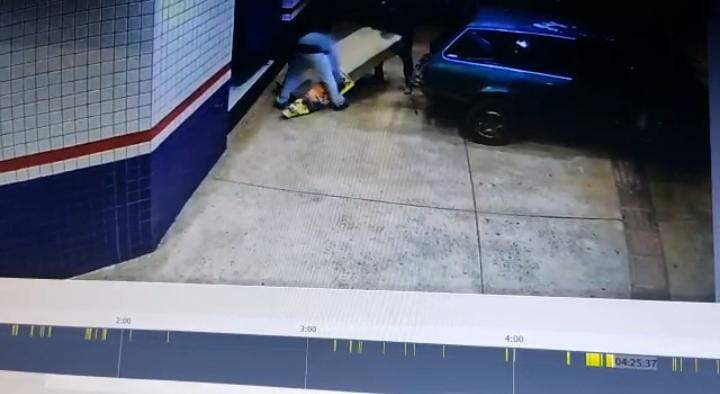 VÍDEO: imagens mostram momento em que ladrões arrombam loja com carro em Campo Grande