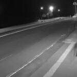 VÍDEO: Em minutos, ladrão furta fiação e deixa trecho da Avenida Lúdio Martins Coelho no escuro