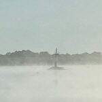 Rio Paraguai amanhece encoberto por fenômeno “nevoeiro de vapor” em Corumbá